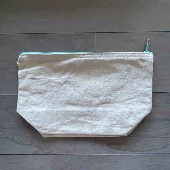 NWT Get Out of Town Bundle: Travel Pouch, Skincare Minis, Packing Guide - Picture 6 of 12